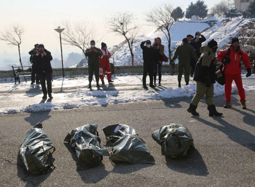 Recupero dei corpi delle vittime - Foto ANSA - EPA/IRANIAN RED CRESCENT SOCIETY 
