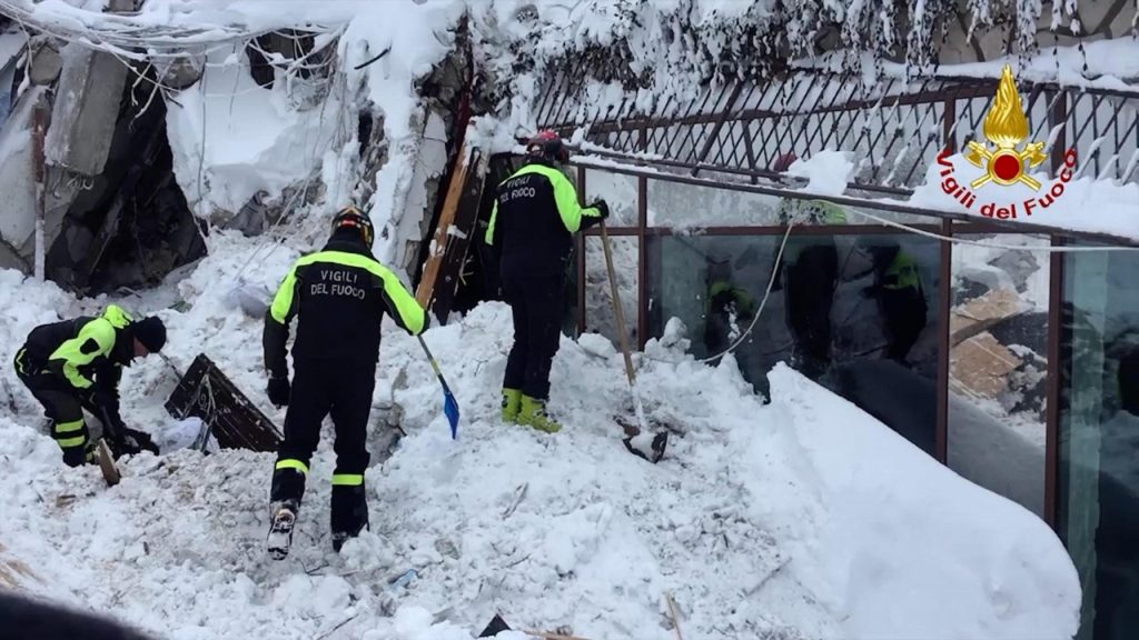 Soccorsi a Rigopiano - Foto ANSA/ EPA/ITALIAN FIRE DEPARTMENT