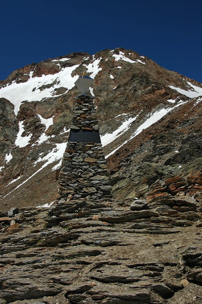 La "piramide" commemorativa della scoperta di Ötzi - Foto Wikimedia Commons Ph. Kogo