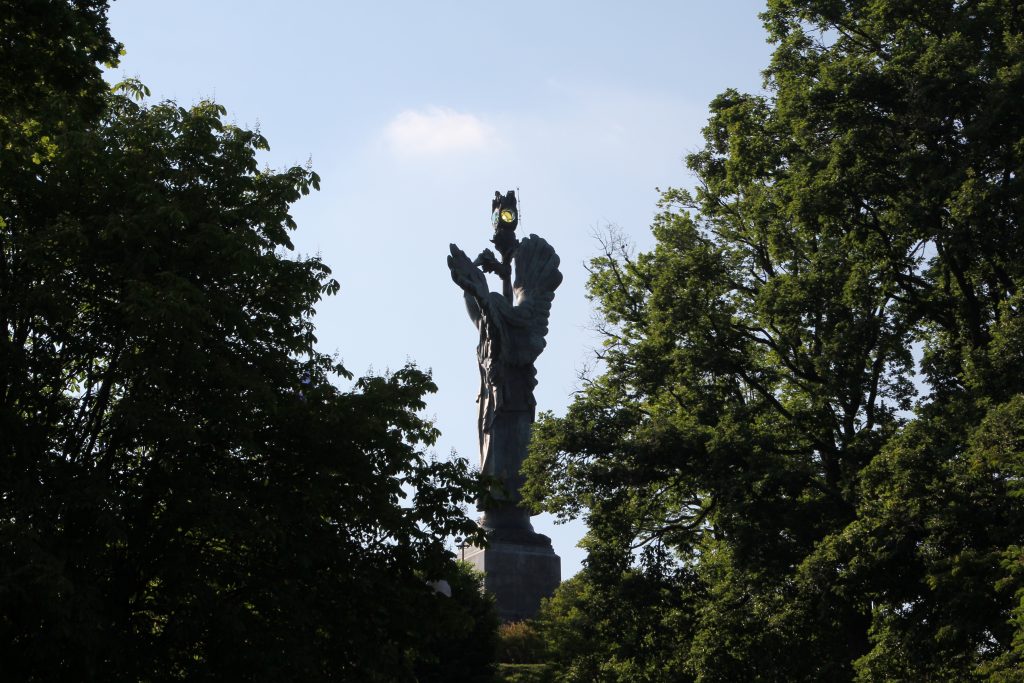 La statua faro della Vittoria Alata. Foto Wikimedia Commons.