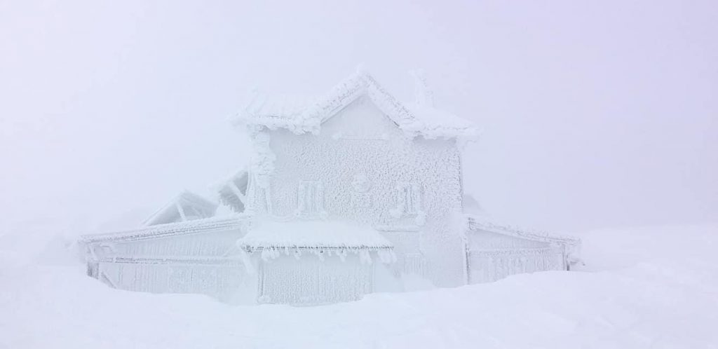 Il Rifugio Altissimo  quasi scompare tra le nevi - Foto Elisa Gabriella Scalzo