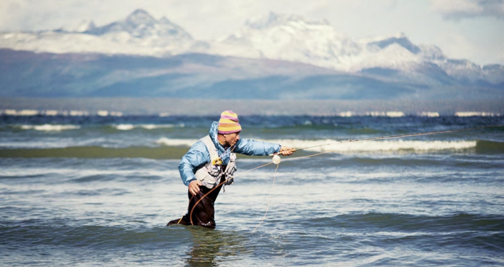 Yvon pesca sul Lago Fagnano, Terra del Fuoco. Doug Tompkins