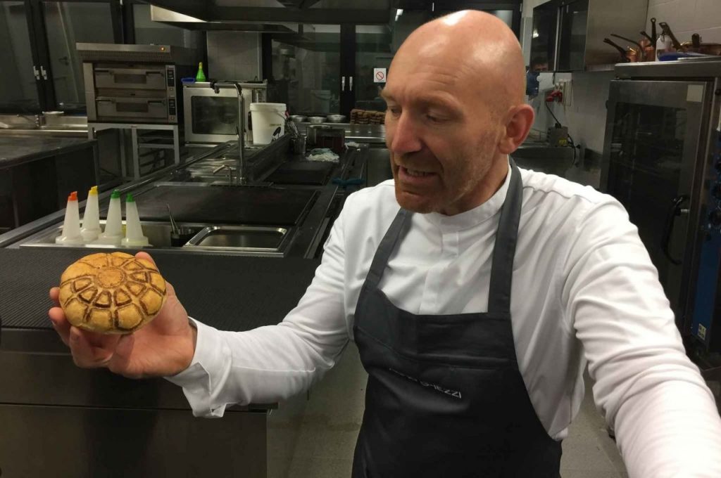 Alfio Ghezzi nella cucina di "Senso" al Mart di Rovereto. Archivio Ghezzi