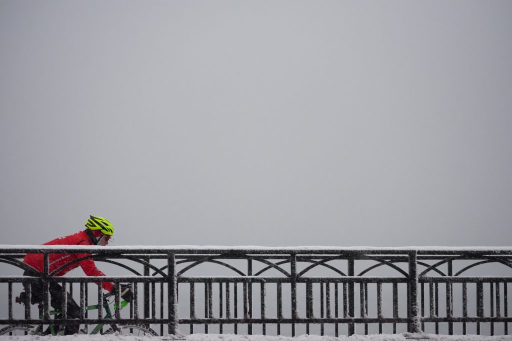 In città, con la bici da strada sotto la neve.