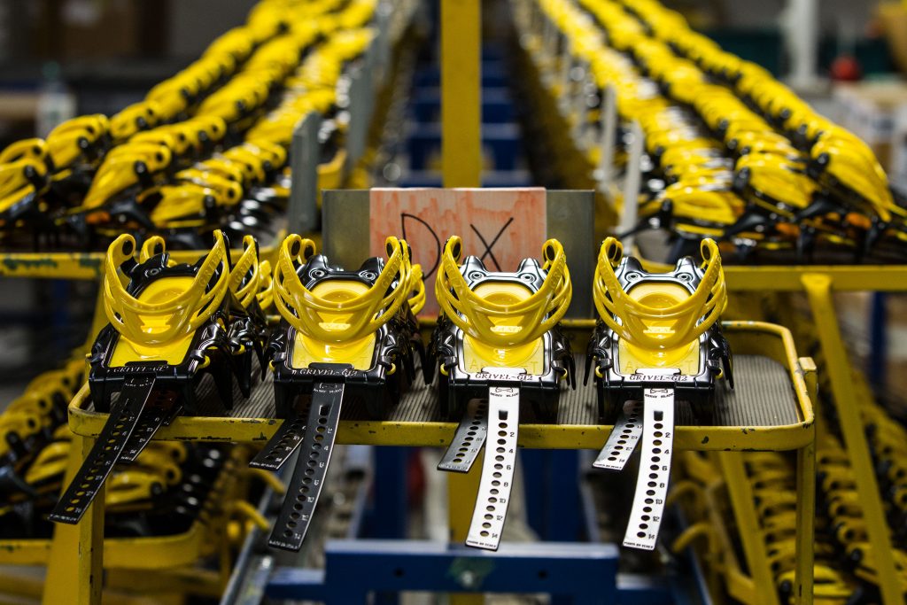 Linea di produzione dei ramponi Grivel. Foto Lorenzo Belfrond