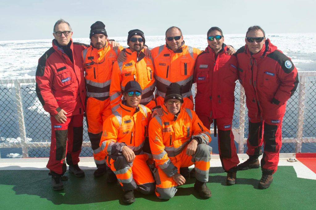 Equipaggio a bordo della rompighiaccio Laura Bassi - Foto Francesco Sepioni