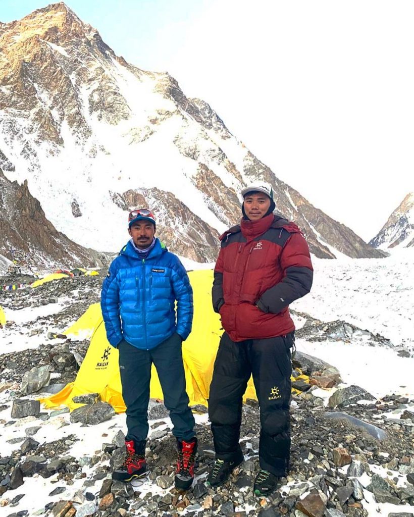 A destra Sona Sherpa con il compagno Pasang Nurbu. Foto @ SST