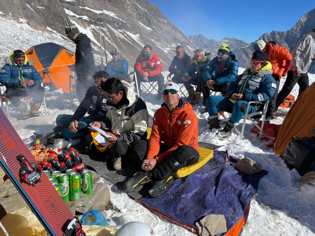 Puja al Manaslu. Foto @ Simone Moro