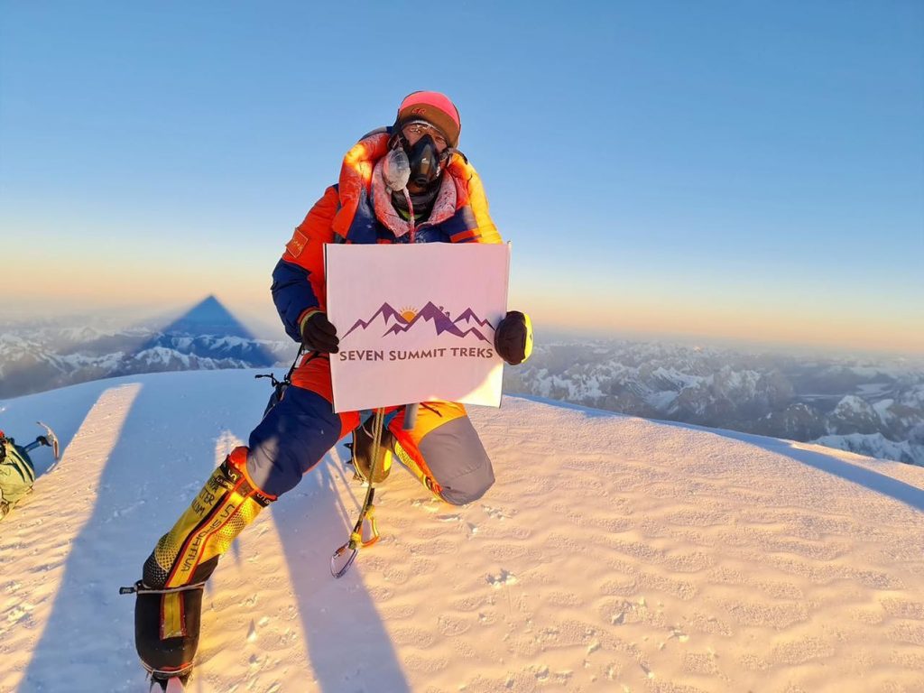 Sona Sherpa in cima al K2. Tam SST. Foto @ SST