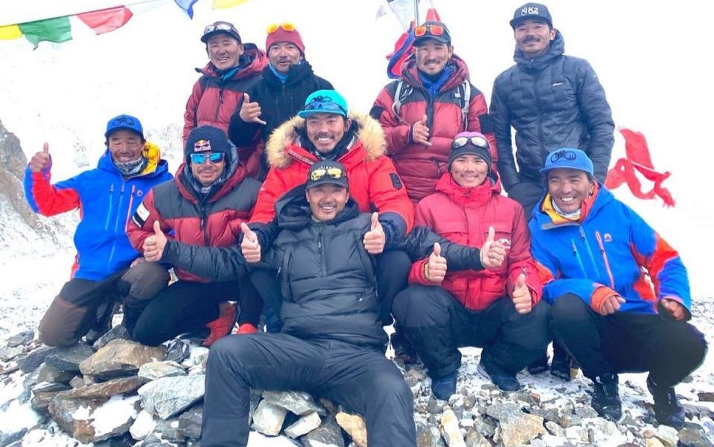 I 10 nepalesi che hanno raggiunto la vetta invernale del K2. Foto Facebook Chhang Dawa Sherpa