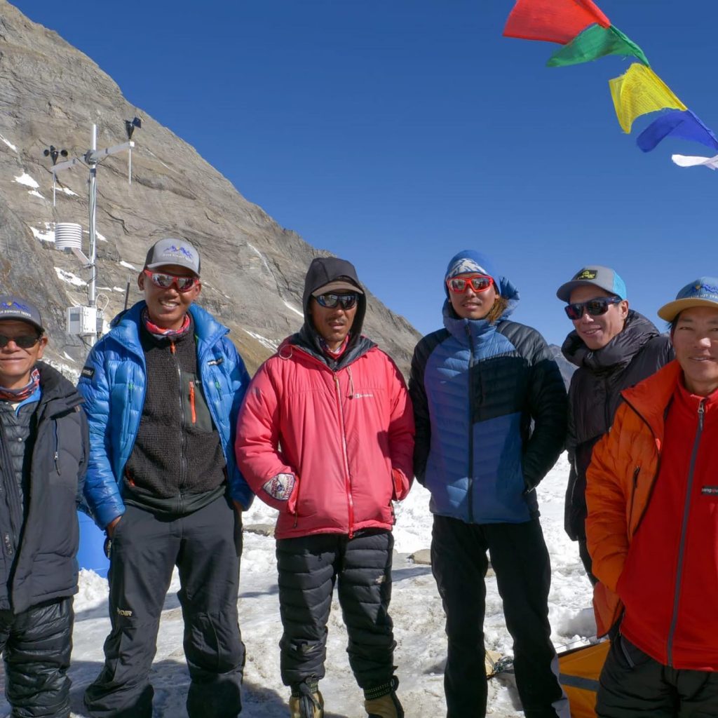 La squadra sherpa con Txikon. Foto @ Alex Txikon 