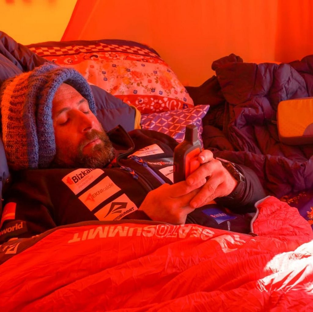 Alex Txikon in attesa in tenda. Foto @ Alex Txikon 