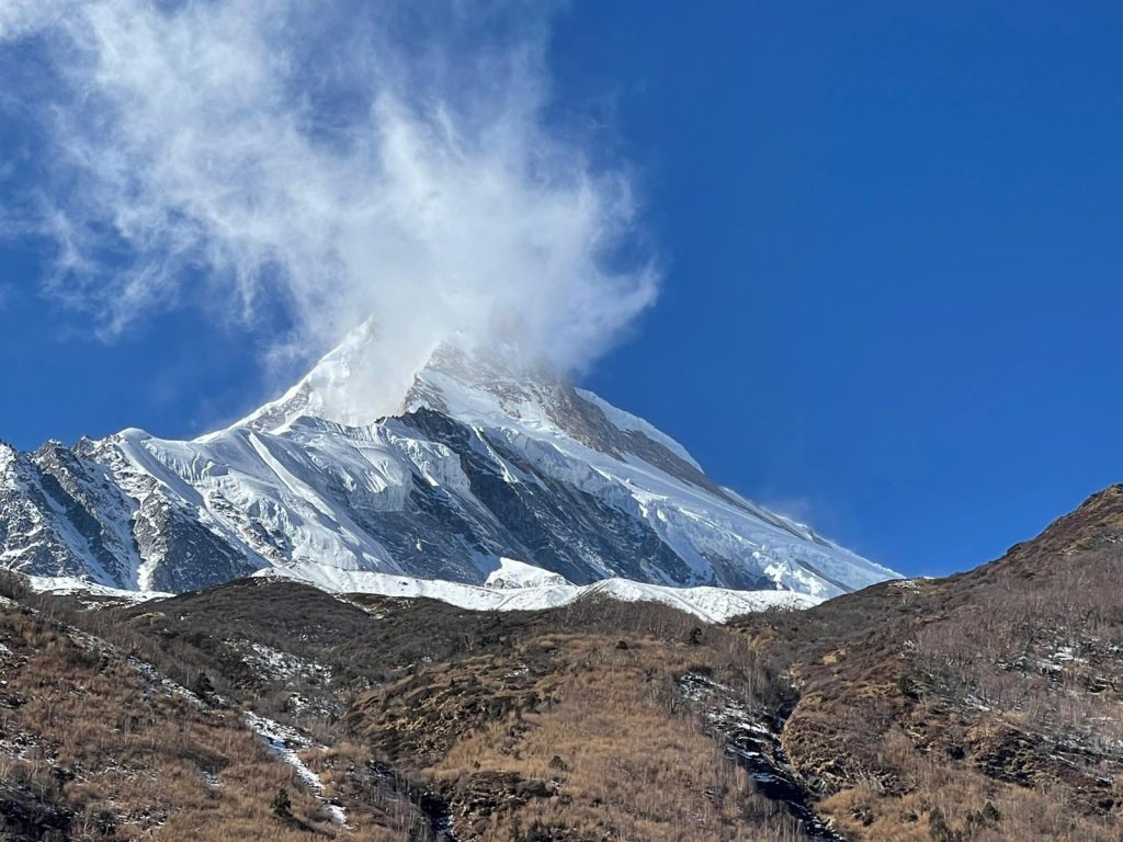 Il Manaslu spazzato dal vento. Foto @ Simone Moro