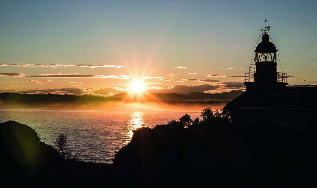 L'alba sulla playa de Somo, lungo la 12a tappa del Cammino. Proprio a Somo si può salire
a bordo di un imbarcadero (corse ogni 30 minuti) per Santander. La traversata è panoramica. Foto @ FUNDACIÓN CAMINO LEBANIEGO