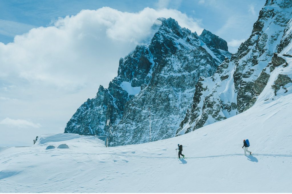 Scialpinisti al cospetto del Monviso. Foto Ville Niiranen - Archivio ATL del Cuneese