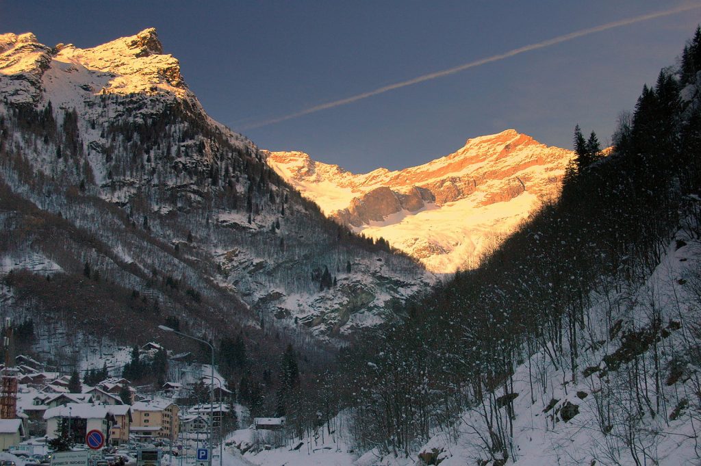 Alagna con Punta Grober sullo sfondo. Foto @ Maxinmilan - wikimedia commons