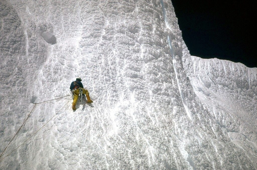 In scalata nella parte sommitale del Cerro Torre. Foto archivio Gruppo Ragni della Grignetta