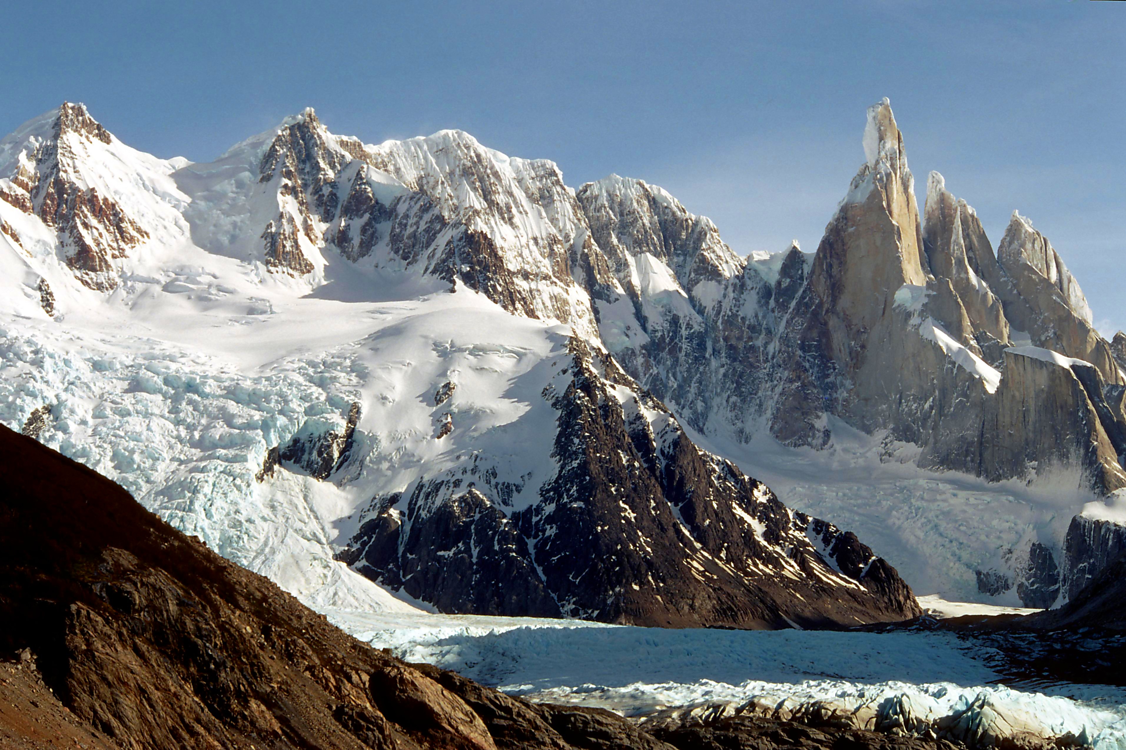 Il Cerro Torre visto da Laguna Torre. Foto Wikimedia Commons