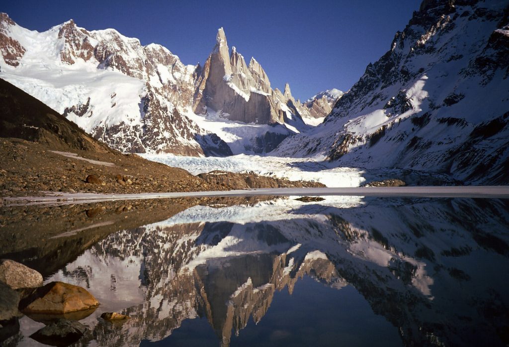 Il Cerro Torre visto da Laguna Torre. Foto Wikimedia Commons