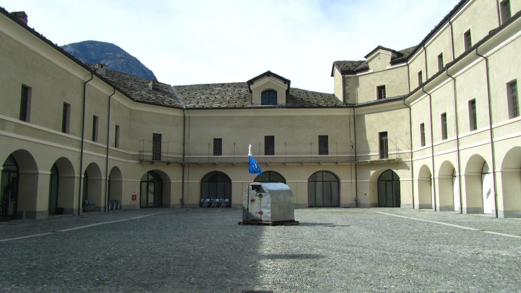 Cortile centrale del Forte - Foto Filippo Forchino Wikimedia Commons