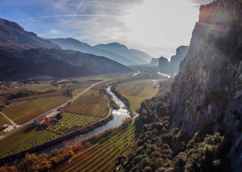 La spettacolare vista che si gode dalla falesia. Foto archivio Stefano Ghisolfi
