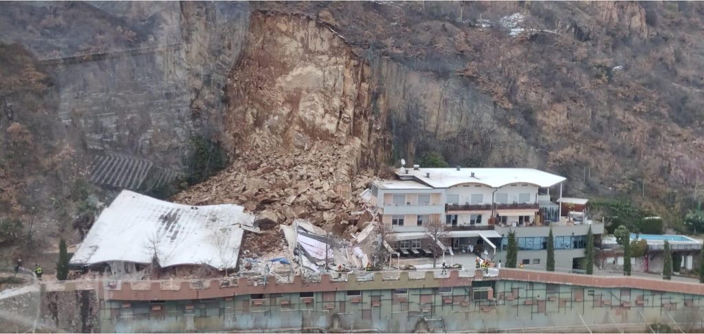 Foto pubblicate sul profilo Twitter della  Polizia di Stato sulla frana che ha distrutto a Bolzano l