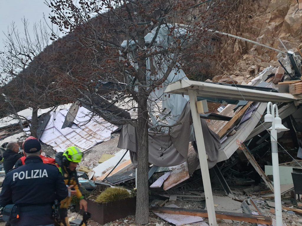 Foto pubblicate sul profilo Twitter della  Polizia di Stato sulla frana che ha distrutto a Bolzano l