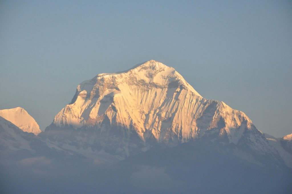 La parete sud del Dhaulagiri. Foto wikimedia commons