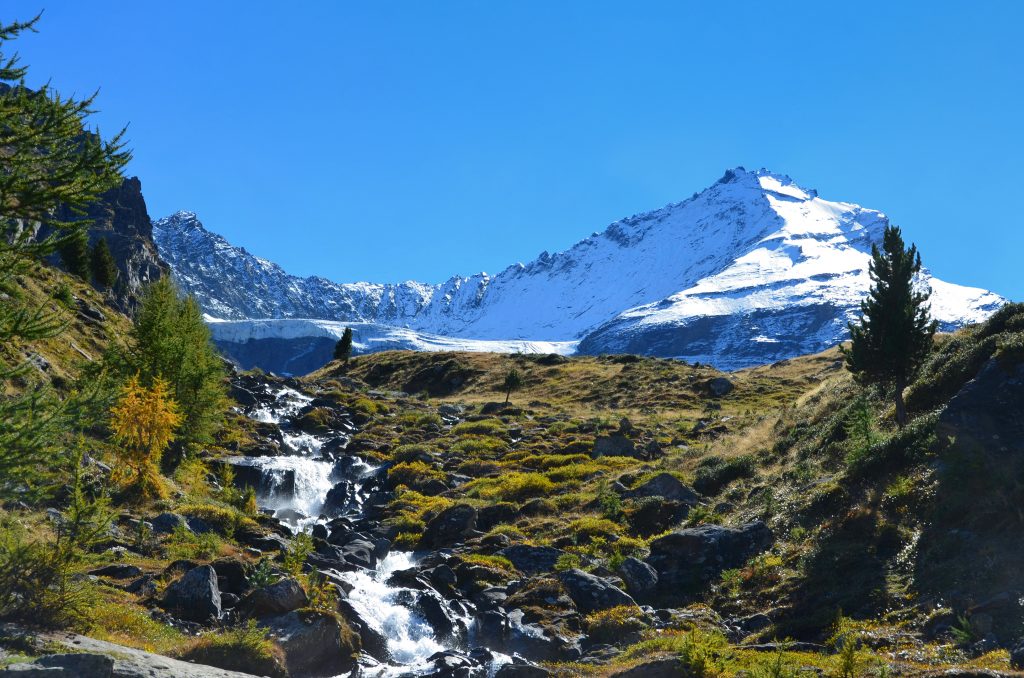 Grivola (3969 m, a destra) e Grivoletta (3514 m), viste dal sentiero che porta al bivacco Gontier (2310 m) lungo il Vallone del Nomenon. Splendida escursione in giornata da Vieyes, può rappresentare la degna continuazione dell’itinerario presentato qui sopra, con un lungo anello che impegna per almeno 7 ore di cammino. Foto @ Moreno Geremetta/ClickAlps