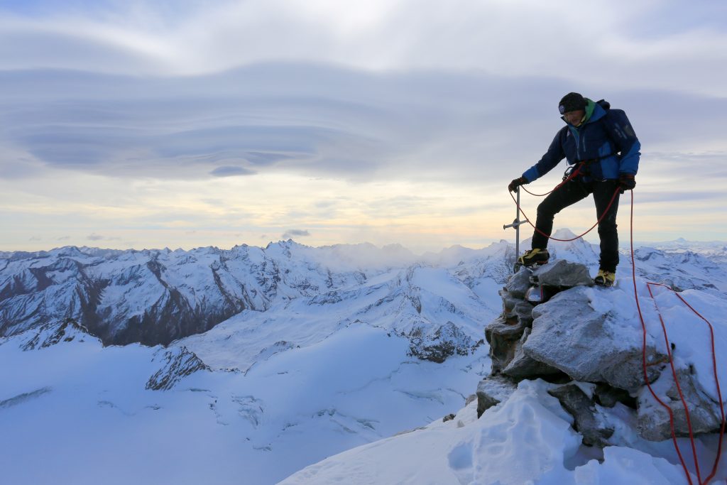 Sotto una suggestiva nube lenticolare, la guida di Cogne Abele Blanc celebra l’ennesima ascensione alla sua cima d’elezione: la Grivola. Foto @ Archivio Abele Blanc