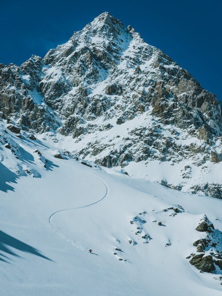 Freeride al cospetto del Monviso.  Foto Ville Niiranen - Archivio ATL del Cuneese