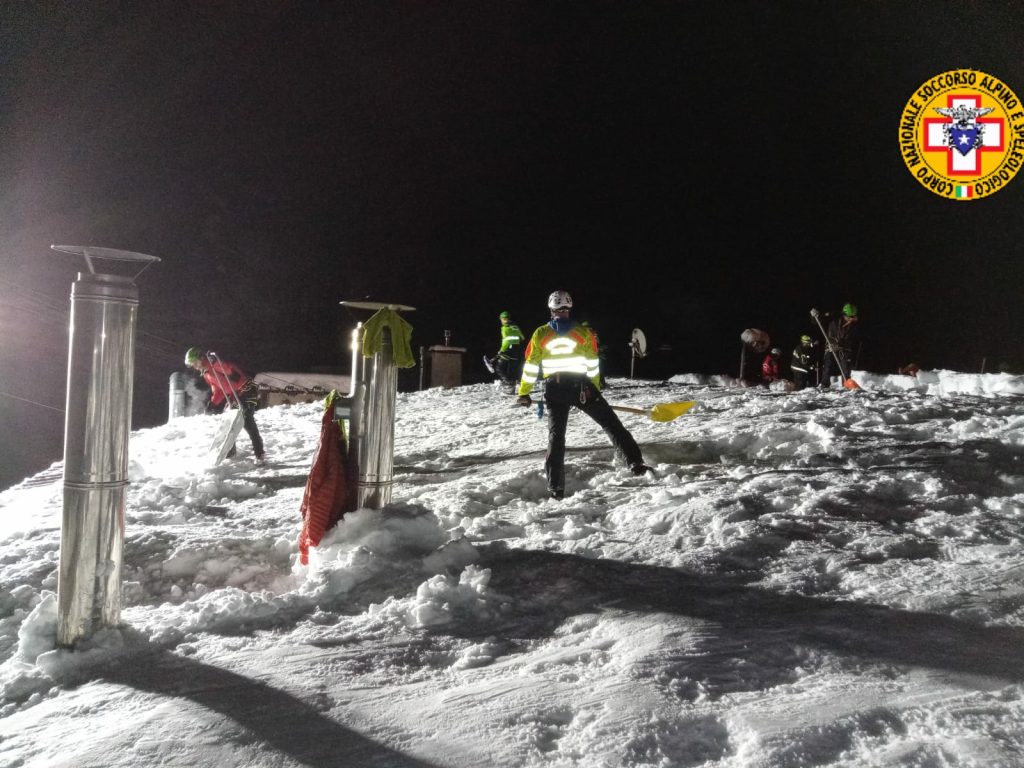 Sgombero neve dai tetti - Foto CNSAS FVG