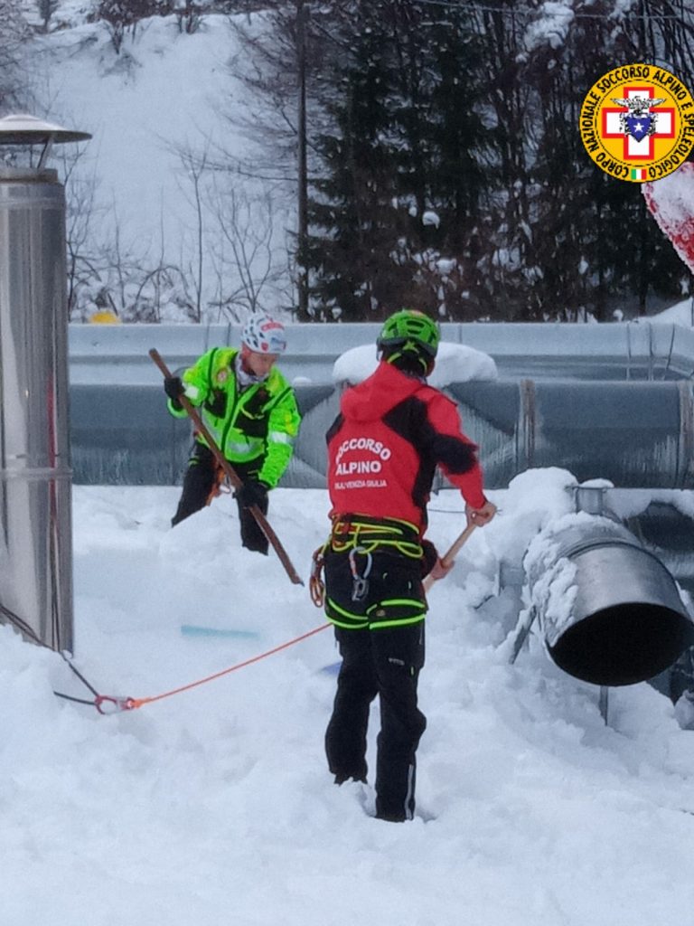 Sgombero neve dai tetti - Foto CNSAS FVG