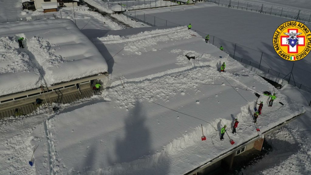 Sgombero neve dai tetti - Foto CNSAS FVG