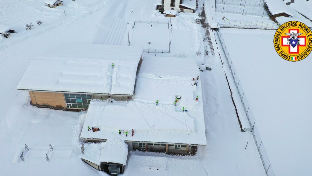 Sgombero neve dai tetti - Foto CNSAS FVG