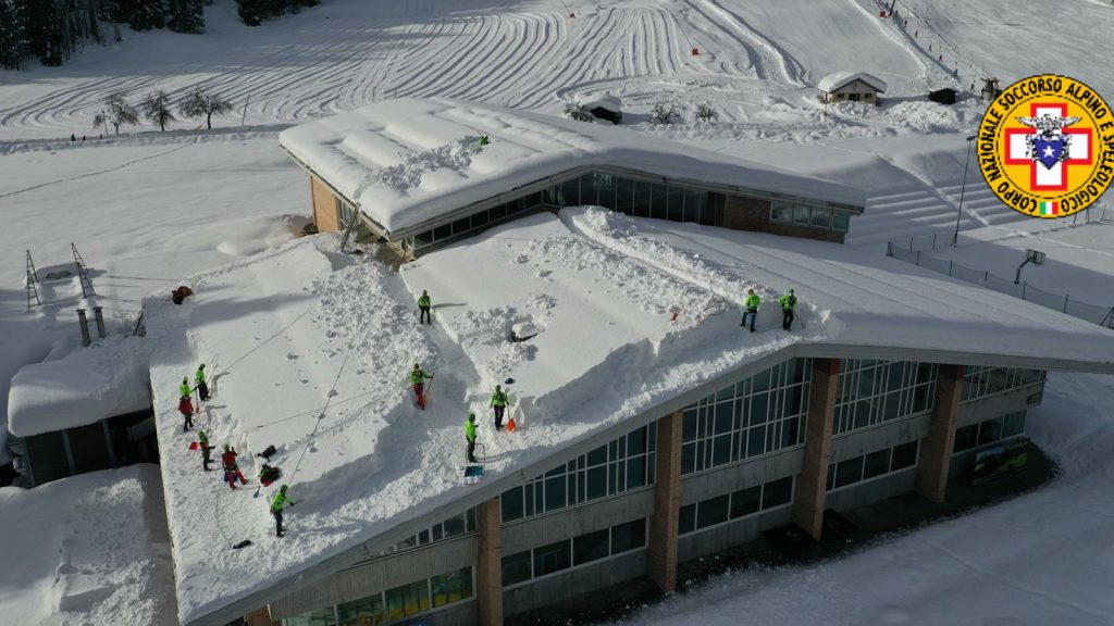 Sgombero neve dai tetti - Foto CNSAS FVG