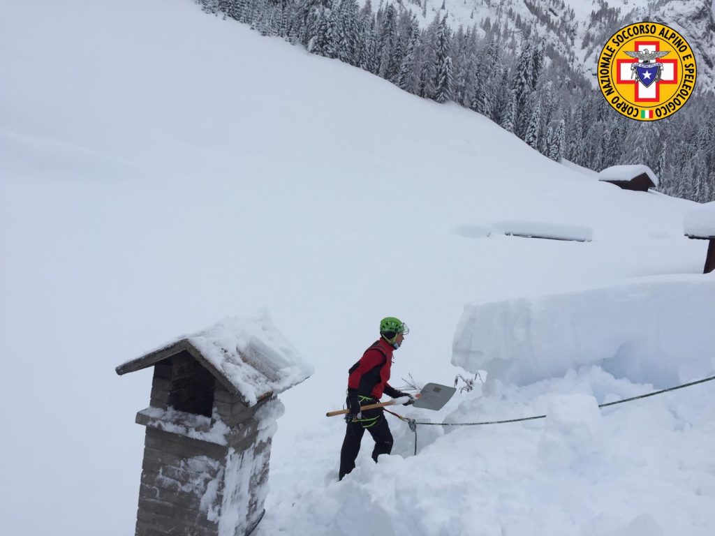 Soccorso in azione sui tetti - Foto CNSAS FVG