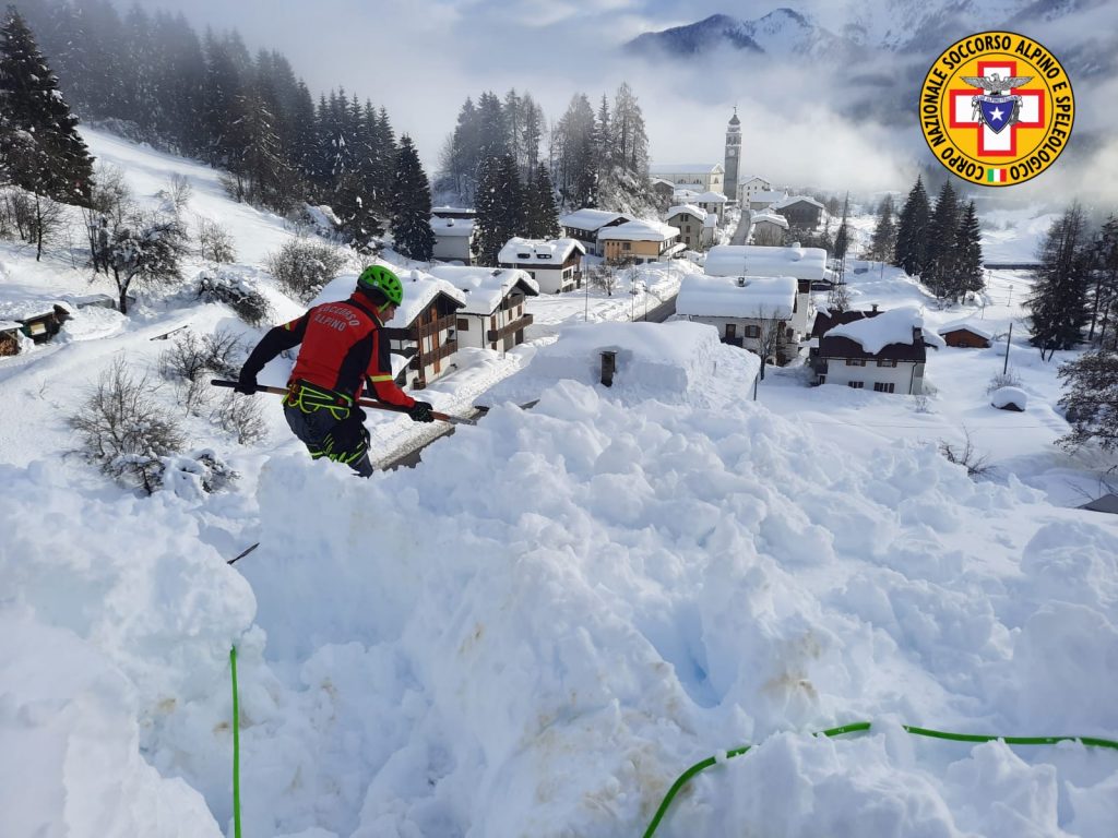 Soccorso in azione sui tetti - Foto CNSAS FVG