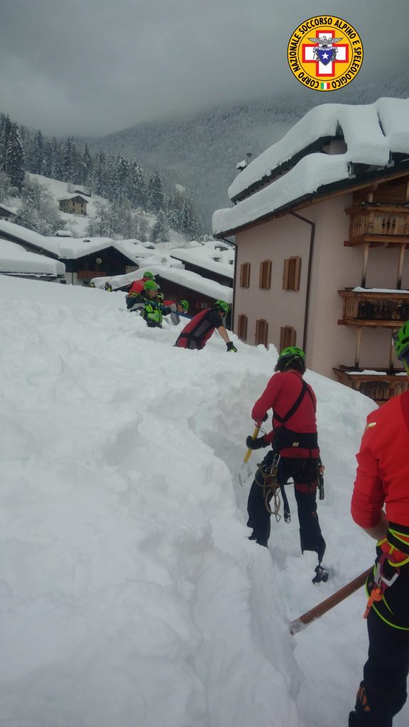 Soccorso in azione sui tetti - Foto CNSAS FVG