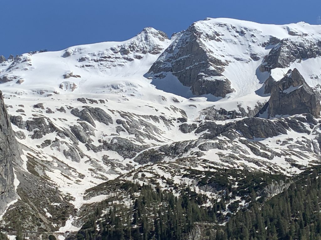 Il versante nord della Marmolada fotografato dalla strada di Passo Fedaia il 27 giugno 2020. Al centro, da sinistra, Punta di Rocca e Punta Penia, con l'itinerario di sci ripido/estremo della nord. La valanga si è staccata dal Sass Bianchet, a sinistra nella foto. Foto @ Giorgio Daidola