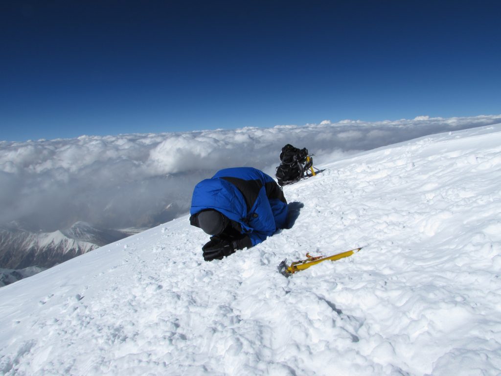 Ghulam Mahdi inginocchiato prega. Foto @ K2 2014