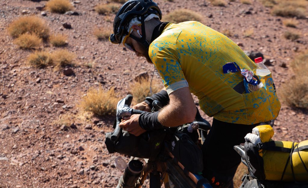 Cercando di riparare il manubrio durante l
