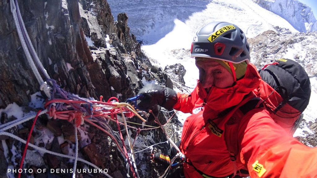Gennaio 2018 Denis Urubko lavora da solo in parete per fissare C1 e C2 durante la spedizione invernale al K2. Foto @ Denis Urubko