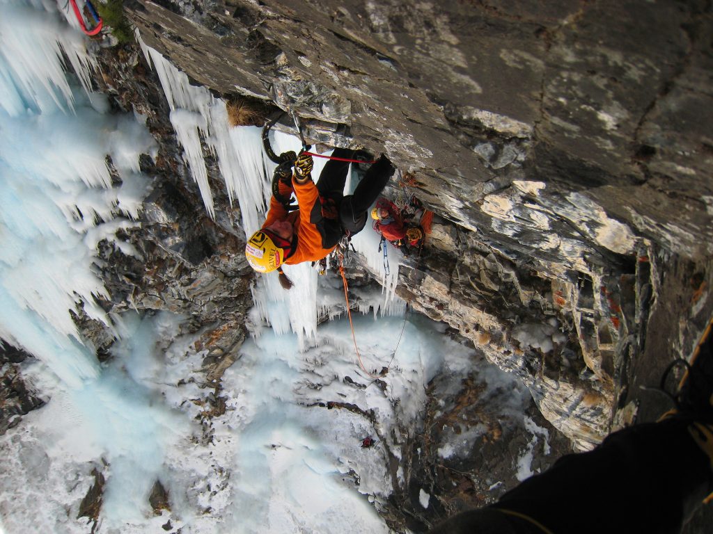 Ice climber sul tratto più difficile (M11) di Jedi Master, moderna via di misto in Valeille. La cascata ha uno sviluppo di cento metri, divisi in quattro tiri: solo il primo è di puro ghiaccio. Foto @ Matteo Giglio