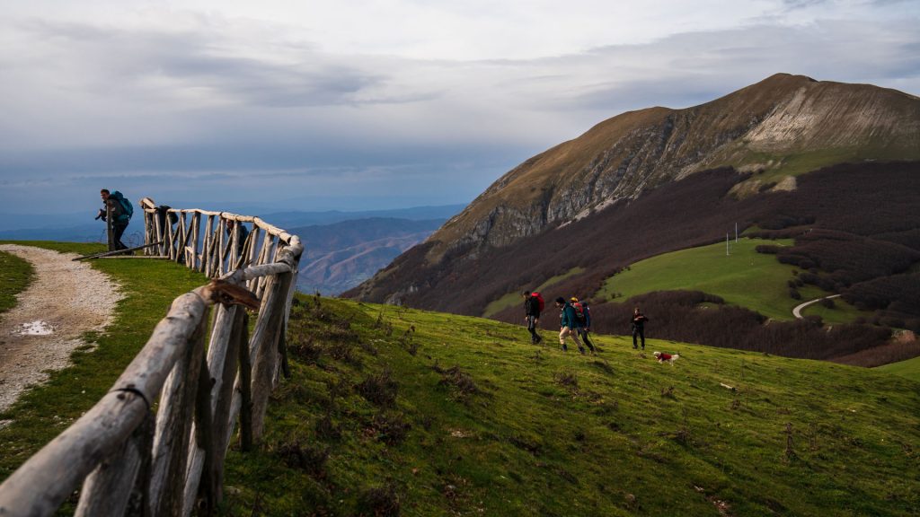 Monte Acuto e sguardo verso il versante umbro. Foto Sara Furlanetto