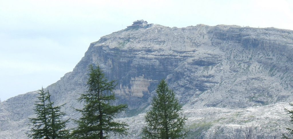 Il Rifugio sulla vetta del Nuvolau - Foto Wikimedia Commons Ph. R Pollack