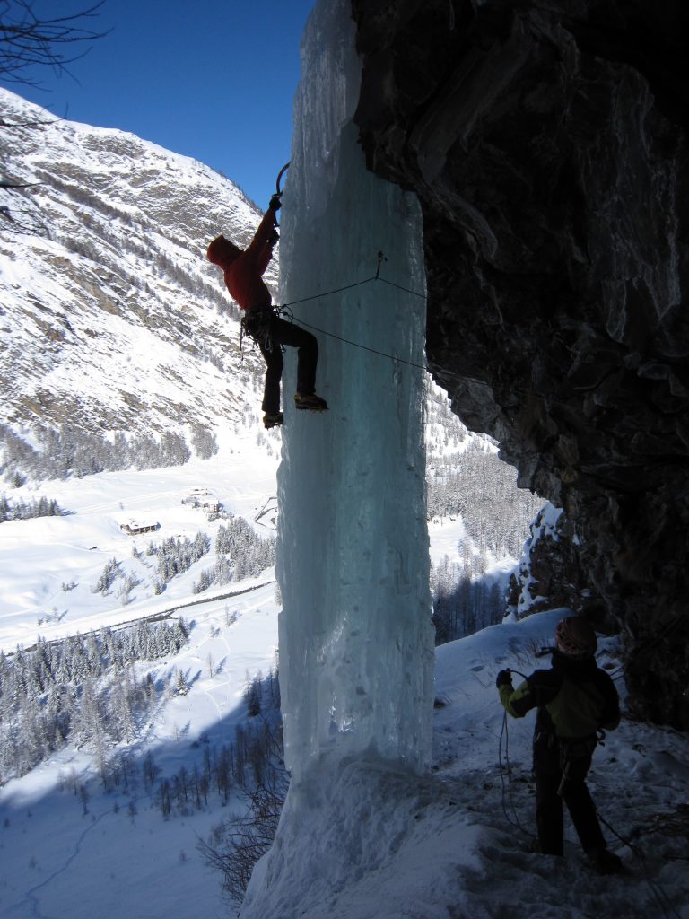 Sentinel ice (in basso) è una delle cascate più scenografiche della Valnontey, grazie soprattutto alla candela del secondo tiro, che si sale per una decina di metri a 90°. Spesso la colonna è esile e non tutti gli inverni si salda alla base. A destra, il primo tiro della cascata di Lillaz, la più classica e affollata della Valle di Cogne. La bassa difficoltà e la bellezza dell’ambiente la rendono ideale per i principianti. Foto @ Matteo Giglio