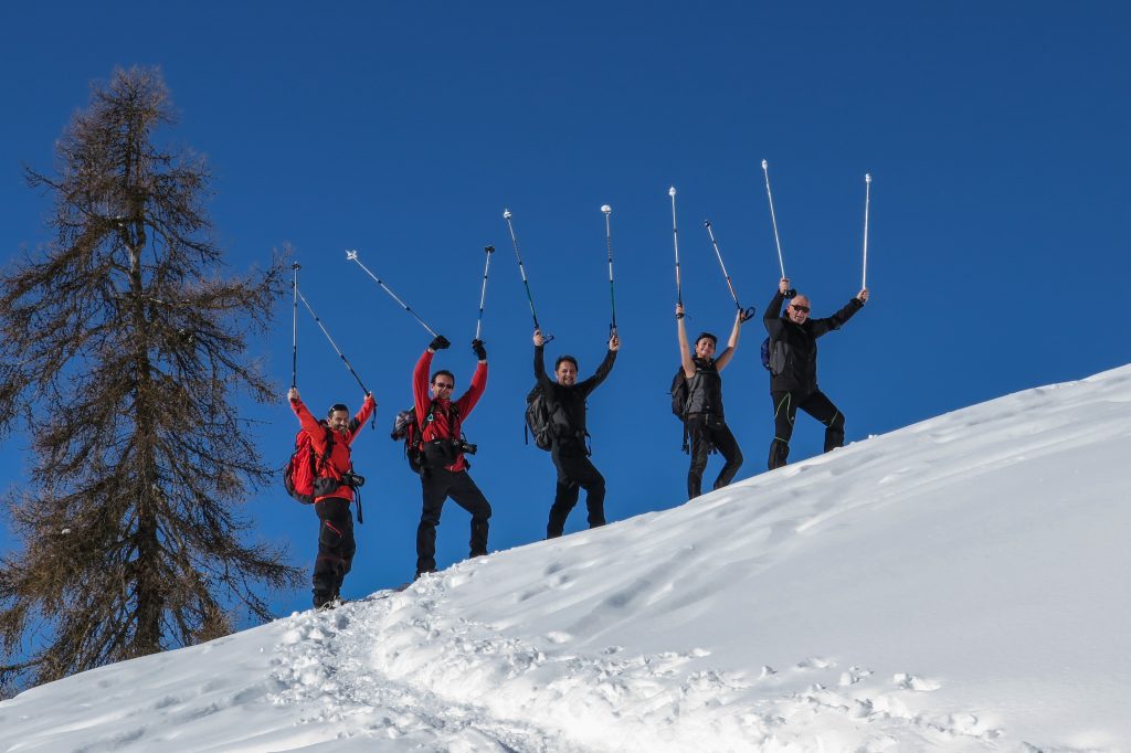 Con le racche da neve a La Salle. Foto Enrico Romanzi