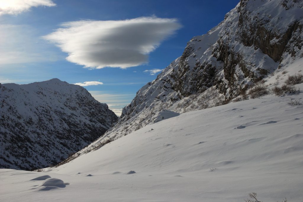 Valle del Bicchero, a destra il Cafornia. Foto archivio Stefano Ardito