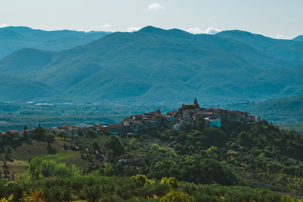 Il borgo di Fornelli visto dalla campagna di Colli al Volturno. Foto Sara Furlanetto